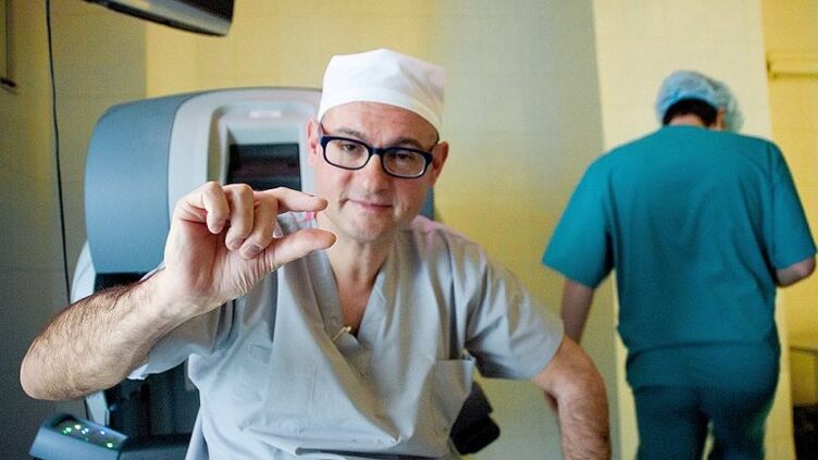 the doctor shows a small penis how to enlarge it with a pump